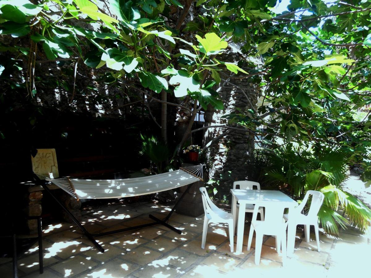 Logis De La Meschaussee, Dans Donjon Du Xie Siecle Canet  Екстериор снимка