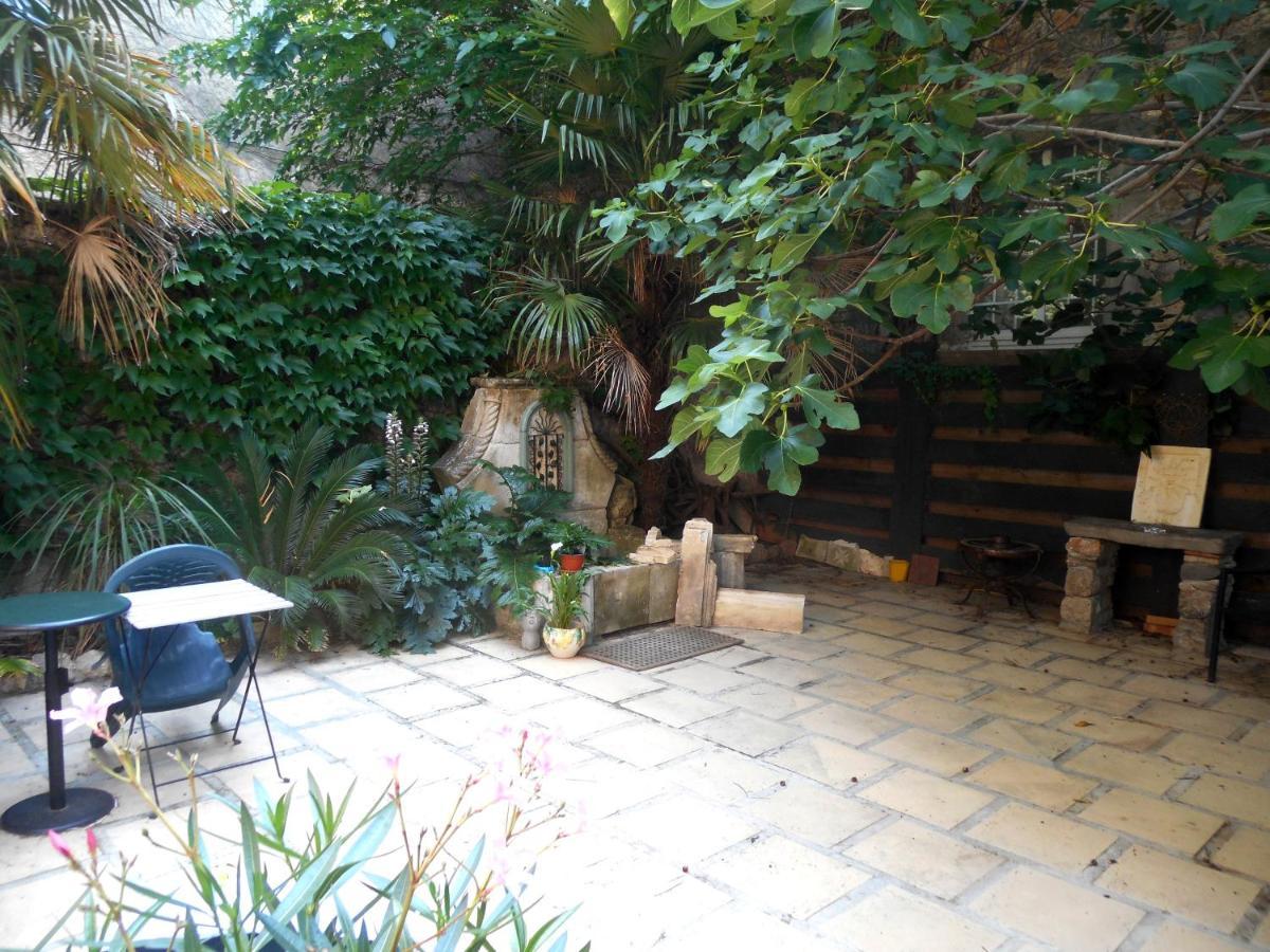 Logis De La Meschaussee, Dans Donjon Du Xie Siecle Canet  Екстериор снимка