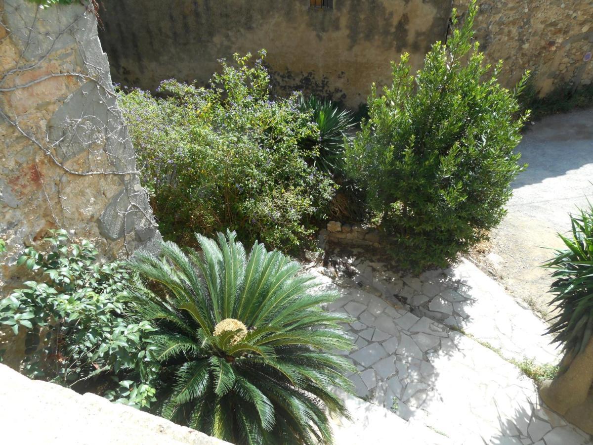 Logis De La Meschaussee, Dans Donjon Du Xie Siecle Canet  Екстериор снимка