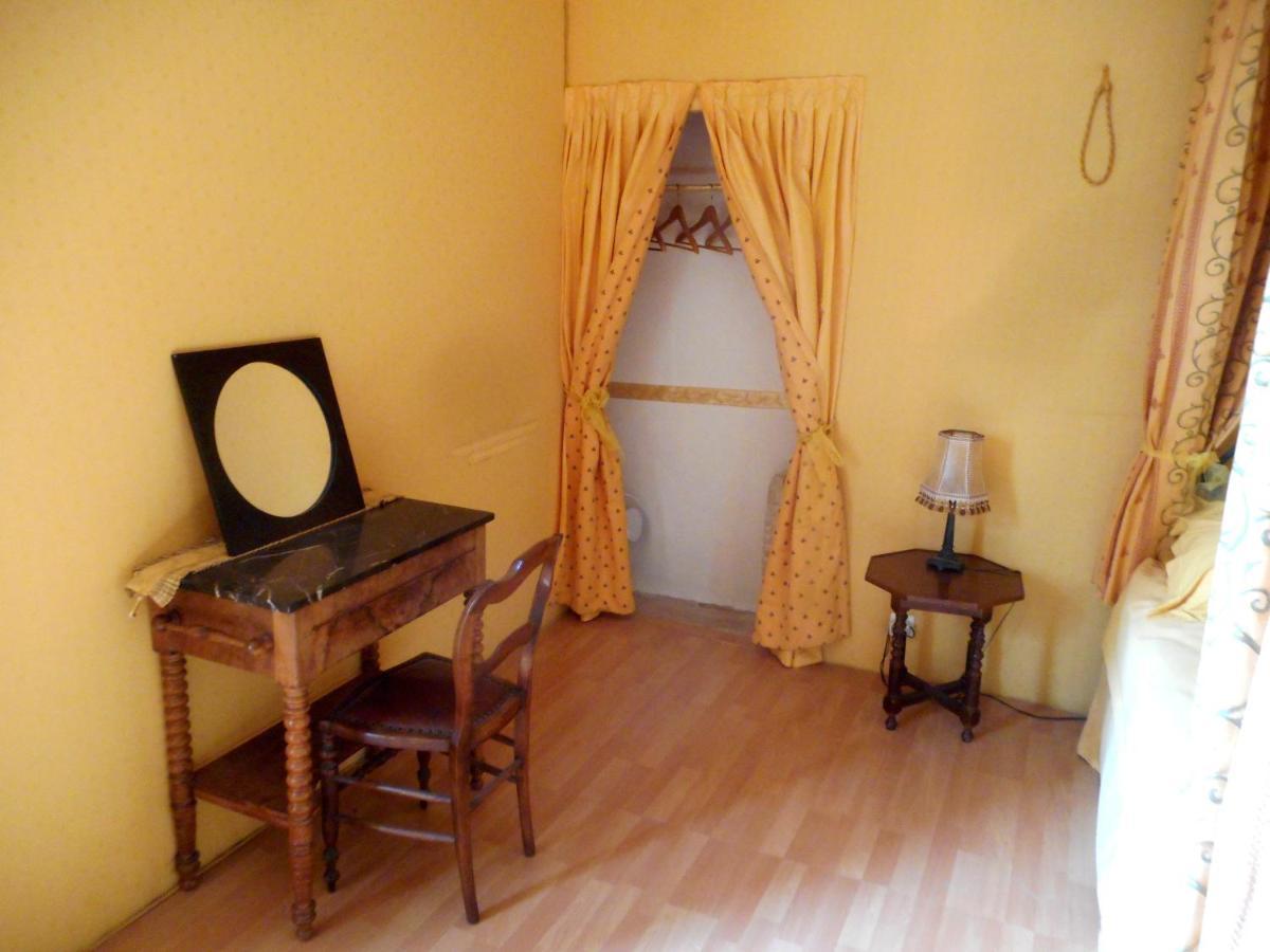 Logis De La Meschaussee, Dans Donjon Du Xie Siecle Canet  Екстериор снимка