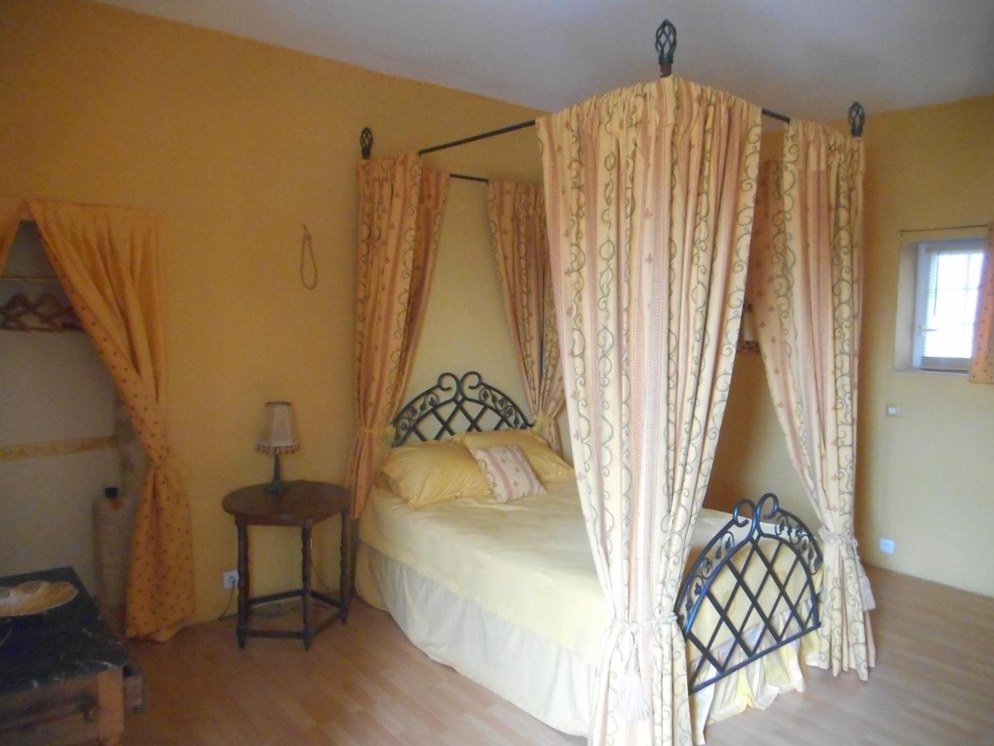 Logis De La Meschaussee, Dans Donjon Du Xie Siecle Canet  Екстериор снимка