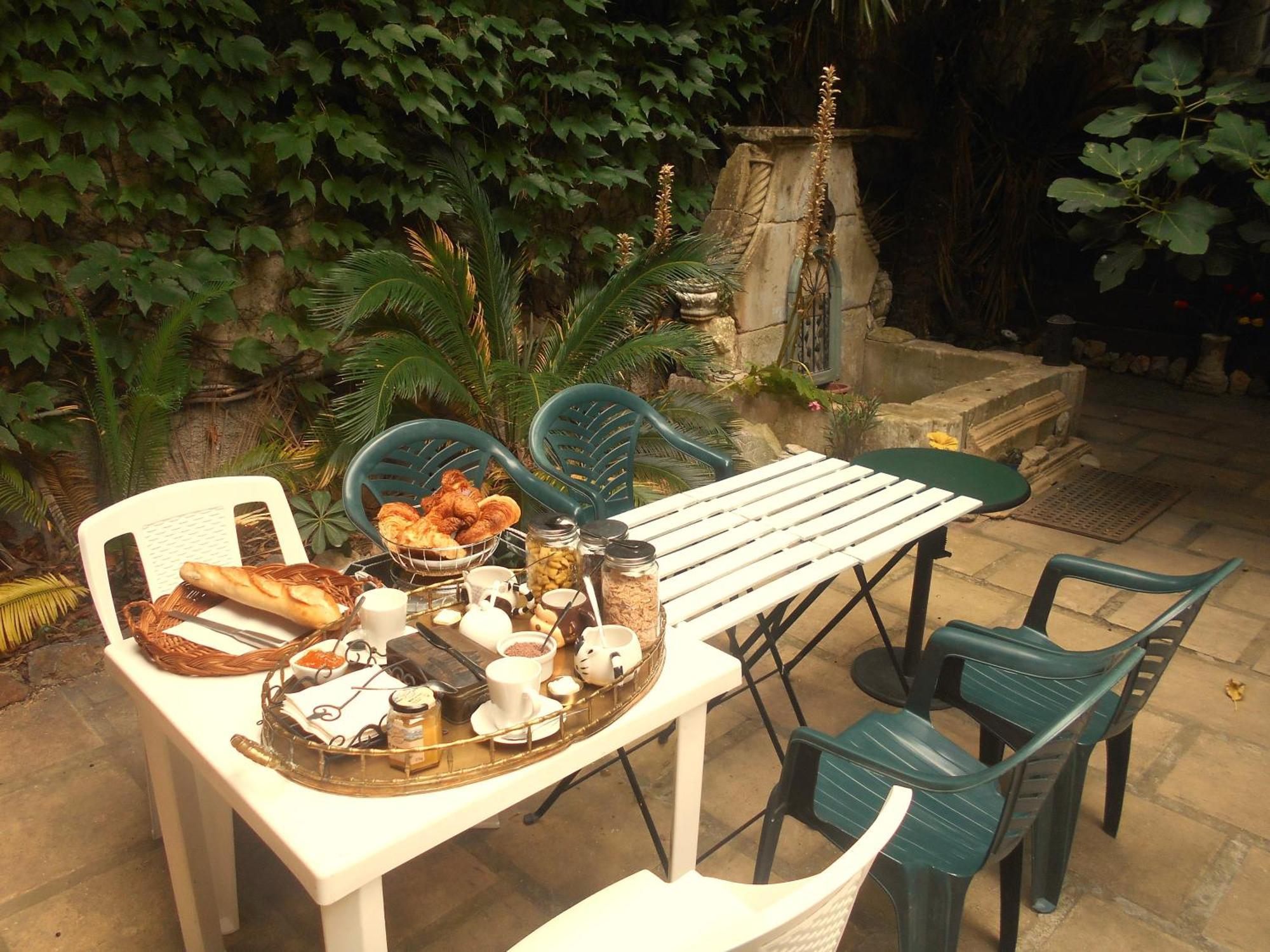 Logis De La Meschaussee, Dans Donjon Du Xie Siecle Canet  Екстериор снимка
